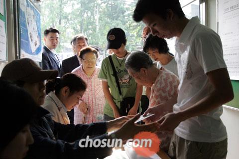 
	6�� 2�� ���漱�� ����� �̸��� ���� �ӱ� �Ϲݱ� ��� ǳ���� ������ �߿� ������ �� ������ ���δ�. ������ �̱�� �� ������� ��а� ������ �� ������, �й��ϸ� ���� ���Ӵ��� ���� ���� �ִ�. 2006�� 5��31 ���漱�� ��� ���� ��û�� ��ǥ�� ���./�㿵�ѱ��� younghan@chosun.com
