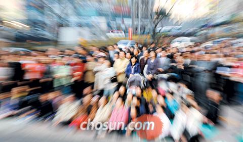 
	6�� 2���� ��5ȸ ���� ���浿�ü��Ű� �ǽõǴ� ���̴�. ���� ������ ���� ū ���ɻ� �� �ϳ��¡����� �Ƿ��� ��(��)���̶� �� �ִ� 16�� �á������� ���ſ� �� �翡�� ���� ������, ���� ��õ�� ���� ���� �̱���Ĵ� ���̴�. �����ڵ��� ���� ���� ���� ���ǡ����֡��� ��� ���� �޾Ƶ��̴��Ŀ� ���� ������ �׸� ��ü�� �޶��� ���̴�./���ο� ���� join1@chosun.com
