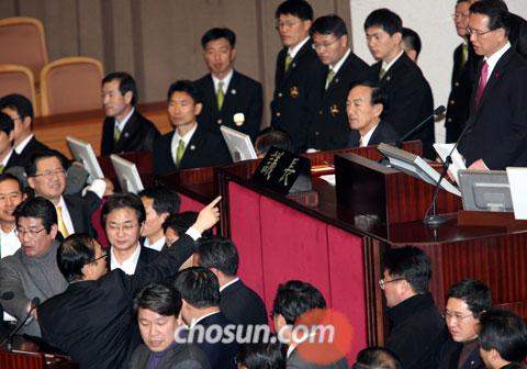 
	1�� ���� ���� ��ȸ ��ȸ�ǿ��� ���ִ� ȫ��ǥ �ǿ��� �뵿����� �����Ȱ� ������ ����� �� �� �ڵ��Ƽ� ������ ��ȸ���忡�� ������ϸ� �����ϰ� �ִ�. ȫ �ǿ��� ��
�� �� �����������ۡ������� �θ��鼭 ���� ������ ��Ƴ´�./�㿵�� ���� younghan@chosun.com
