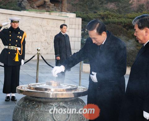 
	�̸��� ������� 1�� ���� ���۵� ��������������� ã��, �ֱ������� ���� ����
�� �ϰ� �ִ�. �� ������� ���� �ڿ��� �̽¸� ������ ����� �� ������� ����
�� ã�� �����ߴ�./�ּ�ȣ ���� choish@chosun.com

