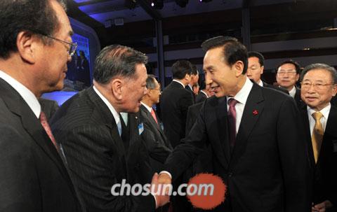 
	6�� ���� ���� �Ｚ�� �ڿ������� ���� ���ѻ��� ���� �ų��λ�ȸ�� ������ �̸��� ������� ������ �����ڵ��� ȸ��� �Ǽ��� �ϰ� �ִ�. �� ����� ����(���� ������)�� ������ ����� ȸ��. /�ּ�ȣ ���� choish@chosun.com
