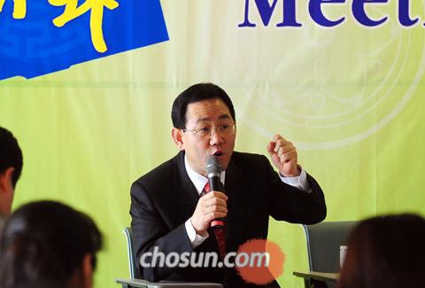 
	��ȣ�� Ư������� 8�� û�ʹ� ���߰����� �����������̵��� ����(Friday eeting) ���ߴ�ȭ���� ������ ������ �����ȿ� ���� ���ڵ��� ������ ���ϰ� �ִ�. /�ּ�ȣ ���� choish@chosun.com

