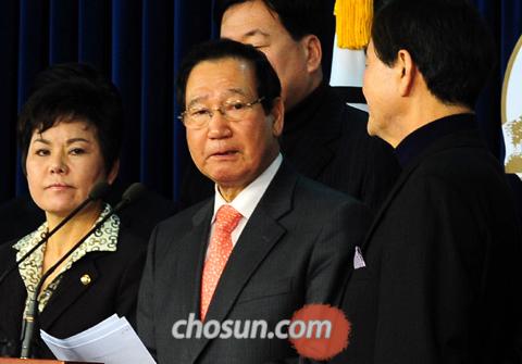 
	ģ�ڿ��� �̱��� ������ǥ(������)�� �Ҽ� �ǿ�, �����ڵ�� �Բ� 8�� ��ȸ ���а�����
�ų����ȸ���� ���� ������ ���� � ���� ������ ������ �ִ�. /�㿵�� ���� younghan@chosun.com

