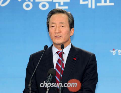 
	������ �ѳ���� ��ǥ�� 8�� ���� ���ǵ� ��翡�� ���� �ų����ȸ�߿��� ���� ��
�� ���� �Ϸ�, ���� 2�� �ӽñ�ȸ���� ����� ó�� ���� � ���� �̾߱��ϰ� �ִ�. /�㿵�� ����younghan@chosun.com
