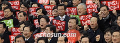 
	������ ��ǥ�� ���ִ� ������ �� �����ڵ��� 11�� ��ȸ���� ������ ������ ������
��ǥ�� ���� ��ź�ϰ� �ִ�. /ä�¿� ���� rainman@chosun.com

