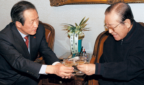 
	������ �� �ڹη� ����(������)�� 13�� ���� û���� ������ ã�ƿ� ������ �ѳ����
��ǥ�� �ǹ��ϰ� �ִ�. �� �� ����� ������ �����ȿ� ���ء��� �̻� ���� �� ����
�ȡ��̶��,�� ������ �����Ű�� �� �ּ��� ���϶󡱰� �����ߴ�./��ȸ�������ڴ�
