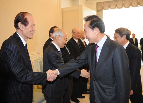 
	�̸��� ������� 14�� û�ʹ뿡�� ���� ��2�� ��������ȸ�ǿ��� �̸��� �� ��ȸ����(����)�� �Ǽ��� �ϰ� �ִ�. /û�ʹ� �������ڴ�
