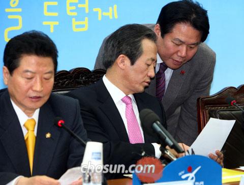 
	������ �ѳ���� ��ǥ(���)�� 15�� ���� ���ǵ� �ѳ���� ��翡�� ���� Ȯ�����
��ȸ�ǿ��� ���缮 �񼭽���(������)�� �̾߱��ϰ� �ִ�. �� ��ǥ�� �̳� ������ ������ ���á��Ϲ���������� �� ������ ���١��� ������. ������ �Ȼ�� �ѳ���� ������ǥ. /�㿵�� ���� younghan@chosun.com

