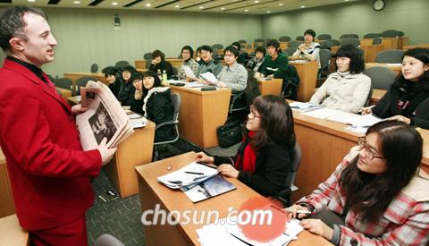 성균관대의 특성화 학과인 글로벌경영전공 합격생들이 14일 예비 대학 프로그램에 참가해 성균어학원 조디 바론 교수로부터 영어 수업을 받고 있다. /이진한 기자 magnum91@chosun.com