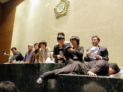 Democratic Party representative Jeong Gi-yeong, who has some kind of vision disability, wound up being taken off in a stretcher after a physical fight in the National Assembly with members of the majority Grand National Party. Rep. Jeong apparently fell over and hit his head.