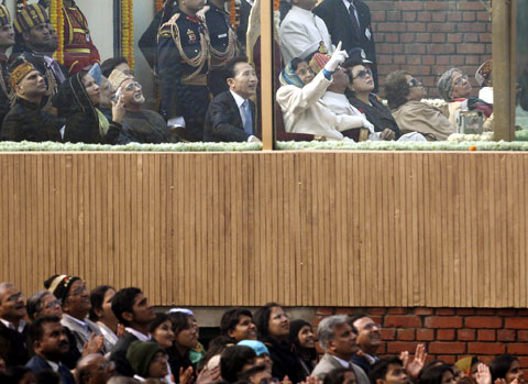 
	�ε��� �湮 ���� �̸��� �����(���)�� 26�� ���������� ������ ��ȭ�� ��������� ��翡 ������, ����Ƽ�� ��ƿ(�� ����� ������) �ε� ����ɰ� �Բ� ���� ���Ϻ����� ���Ѻ��� �ִ�. / AP ���ý�
