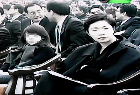 
	�̸��� ������� �ε� �湮�� ������ �� ������� ����(������)�� �ܼճడ 26��
���������� ���� ��ȭ�� ���� ����� �۷��̵带 �����ϰ� �ִ�. �� ����� �ε� ������� ������ �濵�� ����̴�. / û�ʹ�������ڴ�
