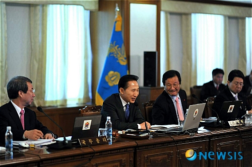 
	
                ���������� �̾߱��ϴ� �̸��� �����
            
