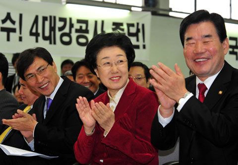 
	1�� ���ִ� �ֿ� �λ���� ���� ��������翡�� ���� ����ǥ �ְ�����(������)�� ��
�⵵���� �⸶����Ŀ� �����ߴ�. ���ʺ��� �泲������ �⸶�� ������ ������ �ְ�
����, ������� ���� ���� ���� �Ѹ��� ���Ӱ���. / ���ý�
