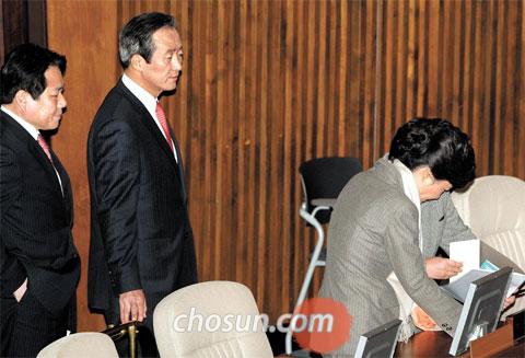 
	������ �ѳ���� ��ǥ�� 2�� ��ȸ ��ȸ���忡�� �̳� 58ȸ ������ ���� �ڱ��� �� ��ǥ�� �λ縦 ������ ���� ��ٸ��� �ִ�. / �㿵�� ���� younghan@chosun.com
