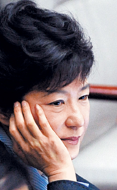 
	��ȸ ��ȸ�ǿ� 10�� ������ �ڱ��� �� �ѳ���� ��ǥ�� ���� �󱼿� �� ä ���� ����� �����ϰ� �ִ�. �� �� ��ǥ�� �̳� �̸��� ������� �������С� ���� ���ϰ� �ݹ��ϴ� ����, ������ ������ �����ϴ� ������ ���ڵ鿡�� �ڼ��ϰ� ������./���ý�
