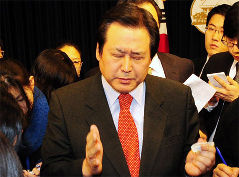 
	'������, �̷��� �ϸ顦' �ѳ���� �蹫�� �ǿ��� 18�� ���� ��ȸ���� ����ȸ���� ���� ����� ��������� ����� �� 7�� ����� �����÷� �����ڴ� ������ �������� �����ϰ� �ִ�. / ���ý�
