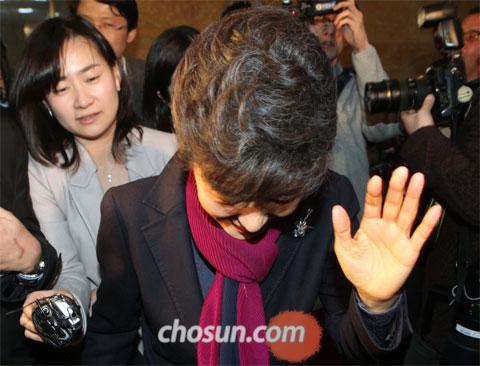 
	'���߿���' �ڱ��� �� �ѳ���� ��ǥ�� 18�� ������ ������ ���õ� ���ڵ��� ������ �ƹ��� ����� �������� ä ���� �������� ��ȸ�� ������ ���� ȸ���� ������ ���� �ִ�. / �㿵�� ���� younghan@chosun.com
