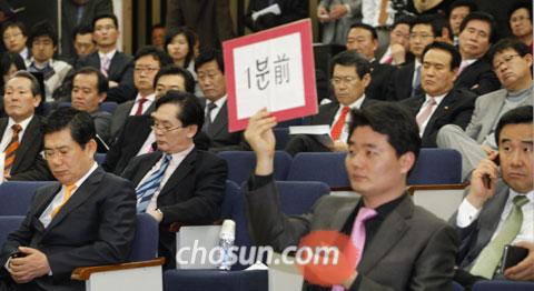 
	'������ �ݷ�' ��Ʋ°�� '1�� �ȿ� �����ּ���' 23�� ���ǵ� ��ȸ���� ���� �ѳ���� �ǿ���ȸ���� �ǿ����� �߾�ð��� 6������ �����ߴ�. �� �繫ó �����ڰ���1�� ������ �˸��� �ָ��� ��� �߾� ���� �ǿ����� �ð��� �ٵ����� �˷��ְ� �ִ�. / ä�¿� ���� rainman@chosun.com
