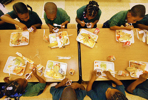 
	�̱� �ٶ�踶�� ������� �������� �ʵ��б����� ���ҵ��� �л����� �б� �޽��� �԰� �ִ�. �̱��� ��ü �л��� 57%�� �޽��� �ϰ�, �� �� 49.5%�� �������� �޽��� �޴´�./�����Ϻ� DB
