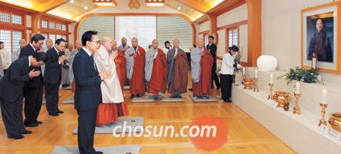 
	�̸��� ������� 12�� ������ ���� ���� ���� �տ��� �����ϰ� �ִ�./�ּ�ȣ ���� choish@chosun.com
