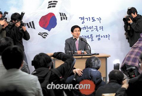 
	�蹮�� ������簡 21�� ��⵵û ���ڽǿ��� ����ȸ���� ���� ������� �⸶�� ���� �����ϰ� �ִ�. �� ����� ������� �缱 ������ 2012�� ��� ������ ���� �� ���͸� ���� ������ �Դ�. /�㿵�� ���� younghan@chosun.com
