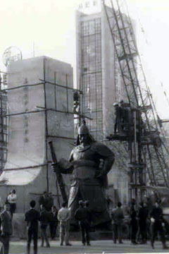 
	1968�� 4�� �̼��� �屺 ���� �������� �յΰ� ��ȭ�� 4�Ÿ����� �κε��� ũ������ �̿��� ��� ���� ���� ��ü�� �ø��� �ִ�. / ����� ����
