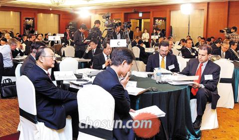 
	�����Ϻ��� â�� 90�ֳ��� ����� �ѹݵ�����ȭ���(�̻��� �ڼ���), �̱� ������������������(CSIS������ �� �ܸ�)�� �Բ� 8�� ���� �׷���������Ƽ��Ż ȣ�ڿ��� ���������ϰ� ���� ��: ���Ͼƽô� �ѹݵ����������̳����� ������ ���������� ������ǥ�� ��û�ϰ� �ִ�. /���°� ���� ecaro@chosun.com
