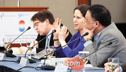 
	�����Ϻ��� �ѹݵ�����ȭ���, �̱� �����������������Ұ� 9�� ���� �׷���������Ƽ��Ż ȣ�ڿ��� ���������ѡ����ϰ� ���� ��, ���Ͼ� �ô��� �ѹݵ������̳��� ������ ���������� �ѹݵ� ������ ���� �ֺ������� ���¹�� � ���� �����ϰ� �ִ�. /���°� ���� ecaro@chosun.com
