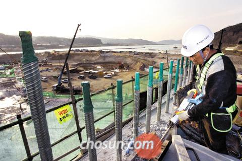 
	���Ѱ� �� �Ǽ� ���塦 �� �Ǽ��� ���� ���Ѱ��� ������ ������ ���Ƴ��� �������� ������ �� ������ ���簡 ��â�� �Ǽ� ������� �ճ�� �ٻڴ�. 9�� ���� ��⵵ ���Ѱ� ������ ���� ���忡�� �Ǽ� ����ڰ� 15m ���� �������� ���� �ö� �۾��� �ϰ� �ִ�. /������ �������� heon@chosun.com
