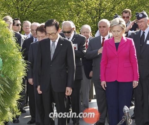 
	�̱��� �湮 ���� �̸��� �����(����)�� ������ Ŭ���� �̱� �������(������)�� 12�� ����(�����ð�) ������ D.C�� �ѱ��� ���� ���񿡼� ��ȭ�� �� ������ �ϰ� �ִ�. /�ּ�ȣ ���� choish@chosun.com
