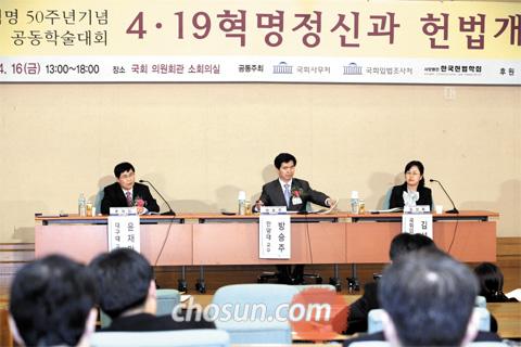 
	��ȸ �ǿ�ȸ������ 16�� ������4��19 �������Ű� ������������ȸ���� ���縸 ����(�뱸��)�� ������ǥ�� �ϰ� �ִ�. /�㿵�� ���� younghan@chosun.com
