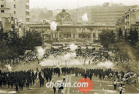 
	������ ���� �䱸 ������ 1987�� 6�� 25�� �л��� �ùε��� ���￪ �տ��� �����
������ ������ �䱸�ϸ鼭 ������ �¼� ������ �ϰ� �ִ�.
