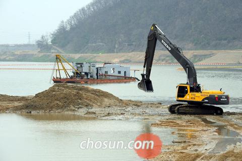 
	4�밭 ��� ���簡 ��â�� ������ �޼��� �Ǽ� ���忡�� 19�� ���� ������� ���ٴ��� �����並 �ĳ��� �ؼ� �۾��� ��â�̴�. /����� ���� jw—lee@chosun.com
