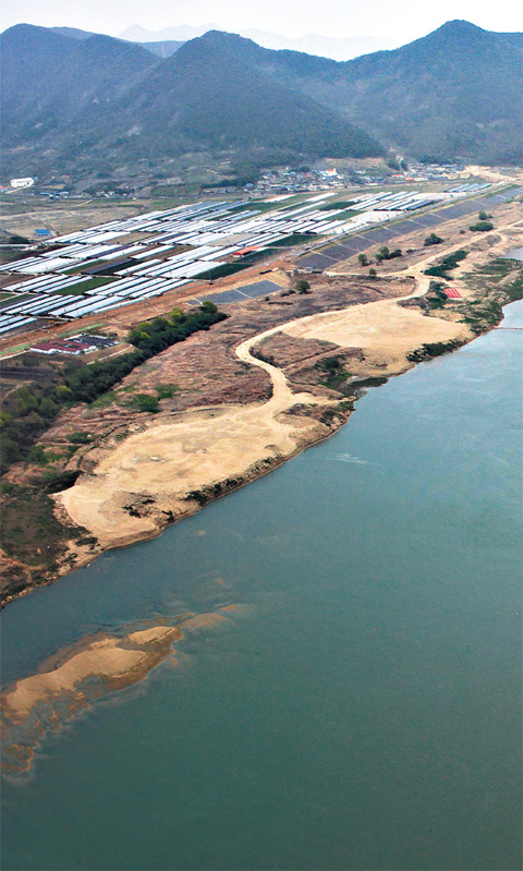 
	��� ħ�� �����̾��� �泲 �Ծȱ� ĥ�ϸ� �ԾȺ� ���� ������ 19�� ���� ������� �Կ��ߴ�. 4�밭 ������� ħ�� ���ذ� �پ���� �ƴϸ� ������ �ɰ��������� ������ �ٽ��̴�. /������� �������Կ�=AIRPICS(�����Ƚ�) �ż���
