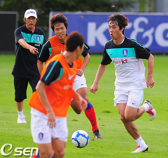 
	[����]���ֿ�, '�ƹ��� �� ���°ž�?'
