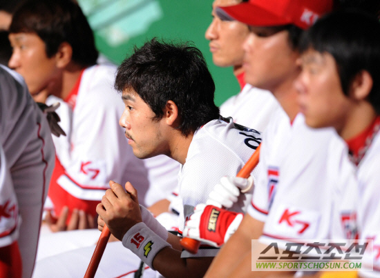 
	 �Ե��� 10-6 �й踦 ���� KIA �������� 4�� ������ ��ǻ� ������� ��� ����� �ºΰ� ��� ��� �Ĺ� �̿�԰� ������ �׶��带 �ٶ󺸰� �ִ�.
