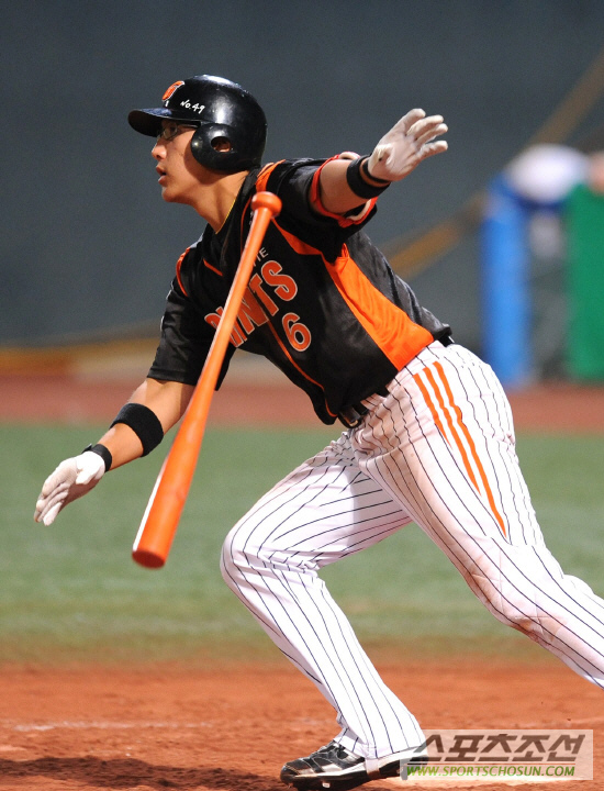 
	 7ȸ�� 2�� ���翡�� Ȳ����� �Ͼ��� 3Ÿ�� 2��Ÿ�� ġ�� �ִ�.
