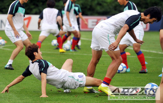 
	[ȭ��] �ֿ� "�Բ� ��ϴ� ���ƿ�~"
