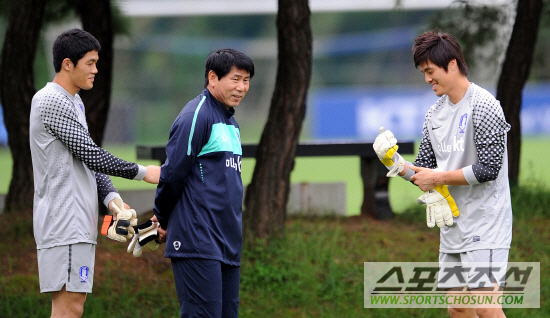 
	[ȭ��] �ֿ� "�Բ� ��ϴ� ���ƿ�~"
