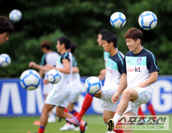 
	[ȭ��] �ֿ� "�Բ� ��ϴ� ���ƿ�~"
