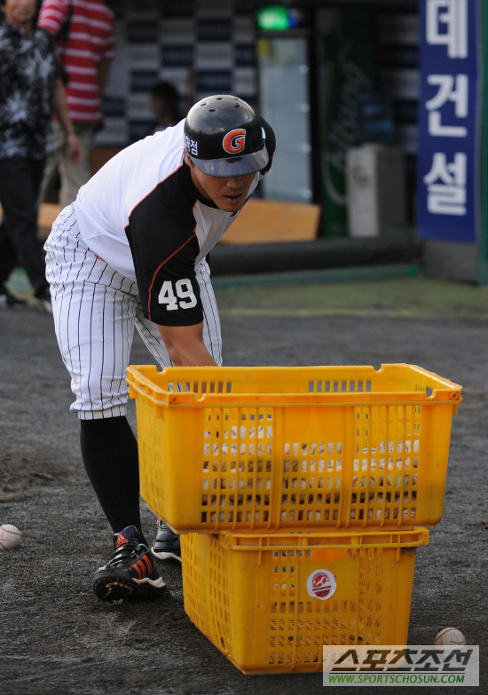 
	[����] �Ե� ȫ����, '�̹� �� ���� �Ű��մϴ�.'
