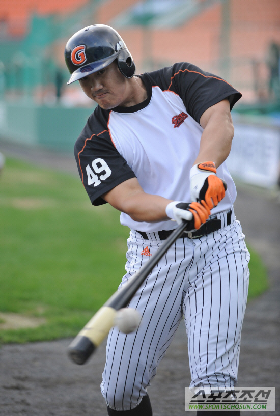 
	[����] �Ե� ȫ����, '�̹� �� ���� �Ű��մϴ�.'
