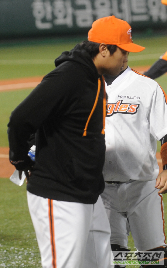 
	 ������� �ڿ� ��¦ ���߰� �����ϴ� ������(���� 11ȸ������ ���ƿ����� ���Ѻ��°� ���������� �ƴ�?)
