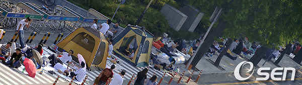 
	[����]'�̸� ��ħ���� ������ ������ ��ٷ���'
