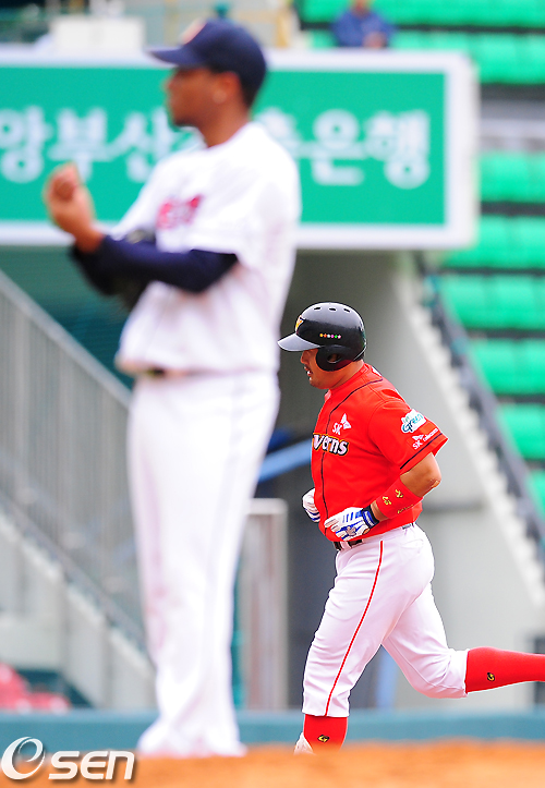 
	[����]��ȣ��, '�ַ����� ���󰣴�'
