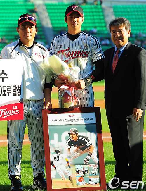 
	[����]�̴���,'�ѱ����ξ߱� ���� 4�⿬�� 50���� �޼�'
