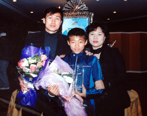 
	2005�� ���������� ���� ����Ʈ���� �ѱ��౸��� �û�Ŀ��� �θ�԰� �Բ� ��� ���ߴ�. �ָ� �泲 â������ �������� ���� �����̸� ������ ���� ������ ǥ���� ȣ����� �����ϴ�.
