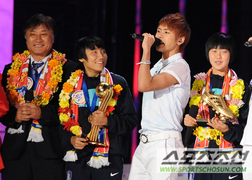 
	[����] ������, '�౸�� ���� �뷡�� ��...'
