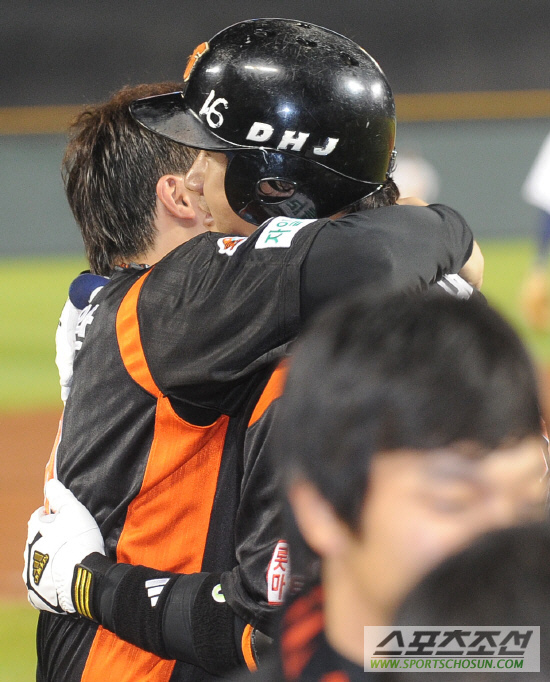 
	[����] �Ե� �Ӱ�� ' ��ȣ�� ���� �̼��� �ϰ� ���� ���ڴ�'
